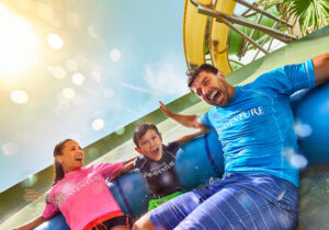 قوانین پوشش در پارک های آبی دبی: راهنمای جامع