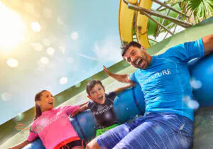 قوانین پوشش در پارک های آبی دبی: راهنمای جامع